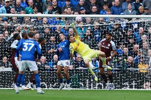 失误增多！TA：维拉门将大马丁状态下降，阻碍球队冲击更高排名