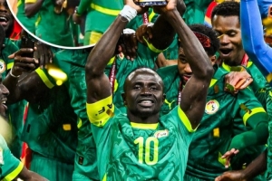 暖心！库利巴利、盖耶将队长袖标交给马内，让他第一个举起奖杯