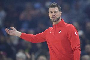 小里弗斯：中途换帅的重建球队能拿到第九 开拓者真让我惊讶