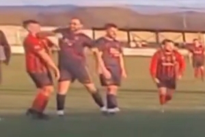 这是要人命啊😡威尔士第三级别联赛球员恶意肘击对手，警方逮捕