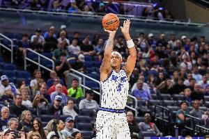 你在梦游？班凯罗半场各种头铁进攻 11中3仅拿6分&外加2失误