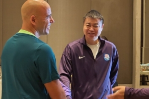 记者：前津门虎助教费利佩已到国安报到，早餐时间遇上了于根伟