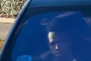 六台晒视频：维尼修斯神情严肃抵达皇马训练基地