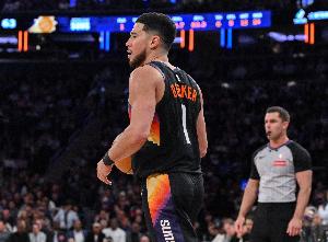 一手中投贼啦稳！布克首发33分钟 18中10砍下24分4板4助