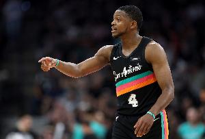 稳健控场！福克斯半场9中5拿到11分4助3断 正负值+11