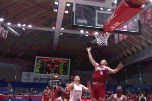 天外飞仙！史密斯后场轰进首节超远压哨三分球