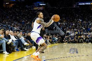 手感不佳靠杀伤！基昂特·乔治半场10中3拿到15分1板4助