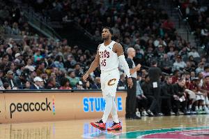 精神可嘉！米切尔中路起飞 单臂隔扣霍姆格伦但砸飞了