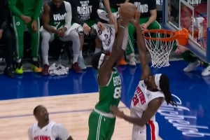 铜墙铁壁！科塔垫步起飞要扣 斯图尔特单臂封锁迎面血帽引爆全场