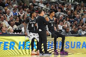 一核引领多方驱动！马刺全队9人得分 其中7人得分上双