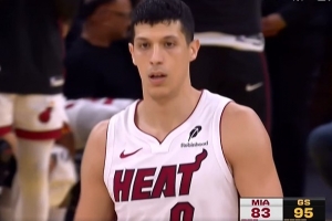 止血！丰泰基奥三分命中还造成库里4犯 但加罚没进