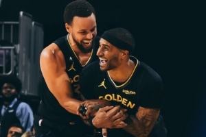 这么开心！勇士赢球海报：封面为库里和小佩顿大笑庆祝