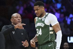 老里弗斯：字母哥仍有出场时间限制 目前并没有取消限制的打算