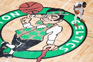 字母在主场被嘘？小莫：他肯定要走了 欧文就是被嘘才离开绿军的