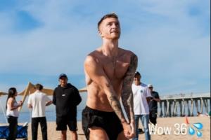 还是那么帅！36岁罗伊斯晒照，在沙滩光膀子肌肉线条明显