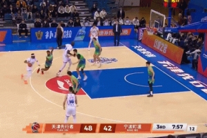 年轻人别冲动！赖俊豪单臂大帽辛普森上篮 随后怒吼+顶撞被吹T