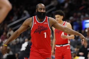 砍瓜切菜~哈登本赛季得分已破千 连续15个赛季至少拿下1000分