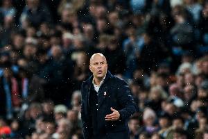 卡拉格：斯洛特出手止住球队连败势头，但战术又向另一个极端倾斜