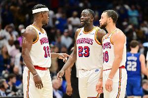 湾区记者：围绕三个35岁以上的球员建队 这就是你必须承担的风险