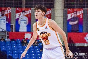 媒体人：现在不看好王浩然 他跟曾凡博没本质区别 打球越来越随意