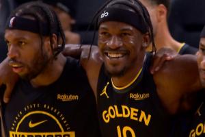 苦笑还是没事儿？巴特勒人还被搀扶着 突然咧嘴大笑与人交流