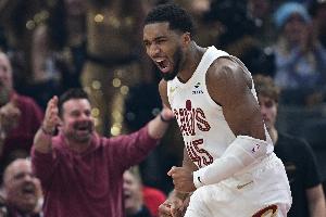 高难度！米切尔对抗防守强投命中 还造犯规加罚也有