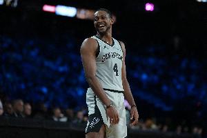 正负值+24最高！福克斯11中6拿到14分5板8助4断 三分3中2