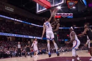 摧枯拉朽！贾勒特·阿伦拼下前场篮板 起飞暴力隔扣霍姆格伦