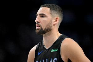 记者：勇士的交易思路估计要重塑了 他们可以考虑迎回克莱了