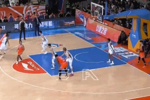 聪明球！杨阿力发底线球直接砸汉兹屁股 顺势潇洒上反篮！