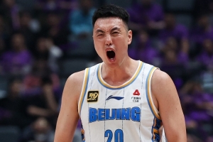 老将担当！翟晓川半场三分5中3贡献12分4板2助2断 轰进压哨三分