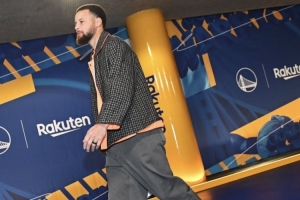 细节满满！库里今日上脚Nike x 布克Blazer Low 橙白配色活力十足