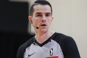 官方：裁判新型通讯系统第二阶段测试明日开启 裁判全程佩戴耳机