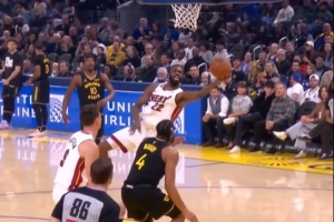 面对老东家得表现！维金斯反击欧洲步左手高难度挑篮2+1！