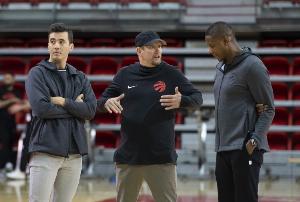 队记：猛龙总裁处于合同年&想加速球队重建进程 管理层有赢球压力