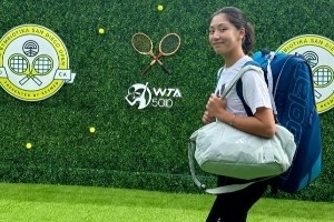 王欣瑜：冬训期间看了库里的自传 最喜欢里面的一句我能胜任一切